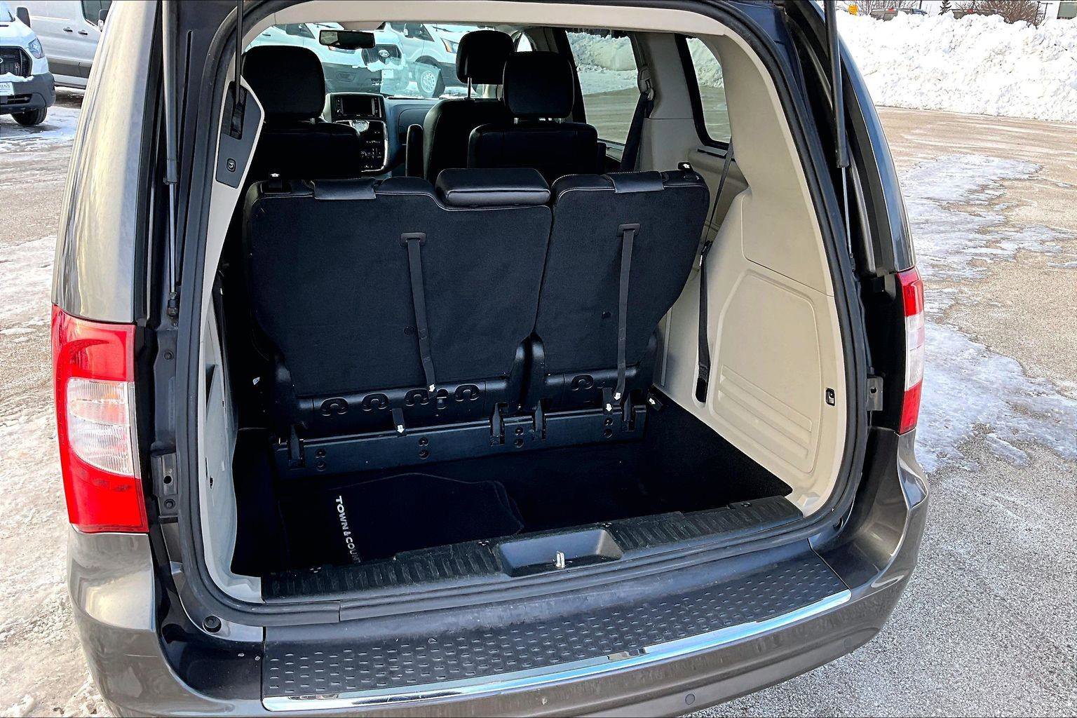 Used 2015 Chrysler Town & Country Touring-L w/ Driver Convenience Group image 19