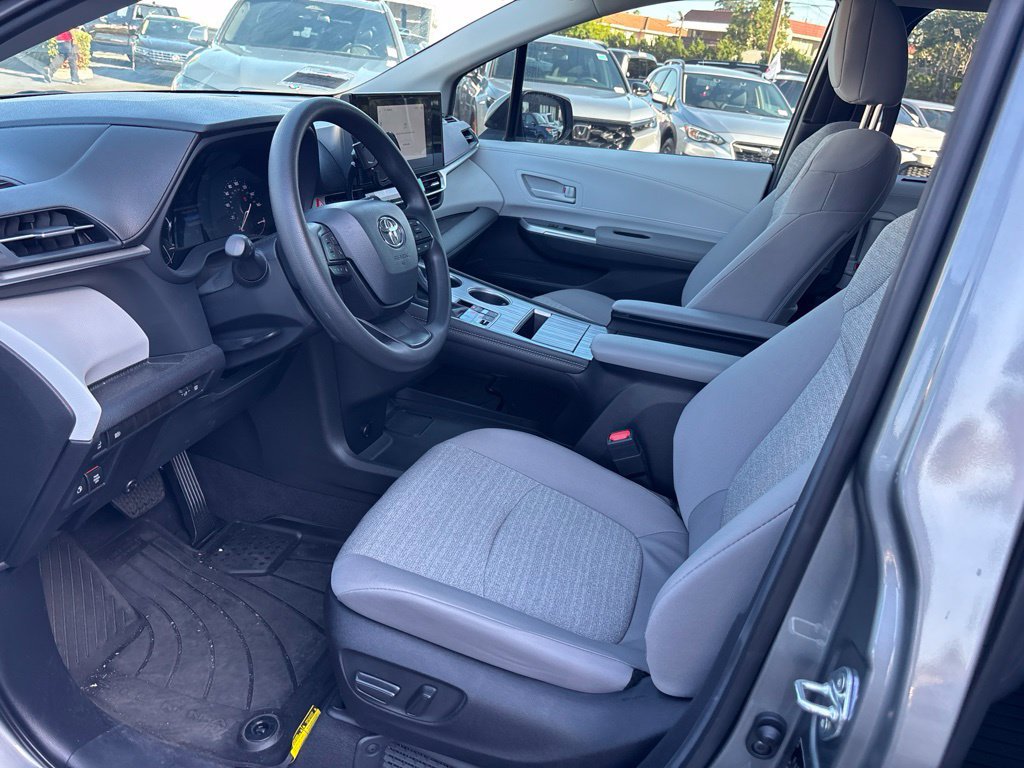 Used 2026 Toyota Sienna LE FWD image 15