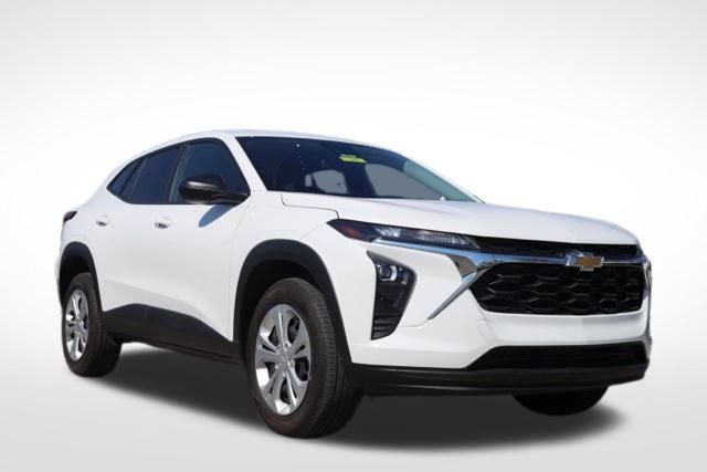 Certified 2025 Chevrolet Trax LS image 1