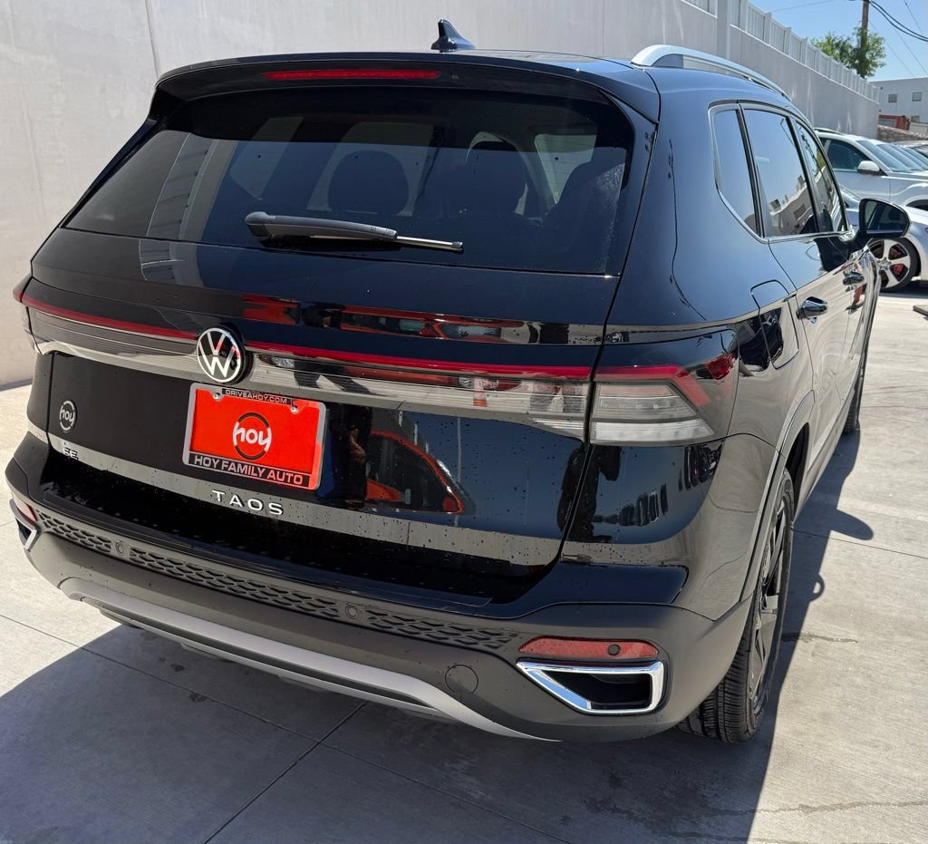 Certified 2025 Volkswagen Taos SE FWD image 8