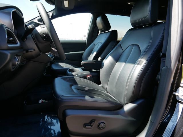 Used 2025 Chrysler Pacifica Select image 16