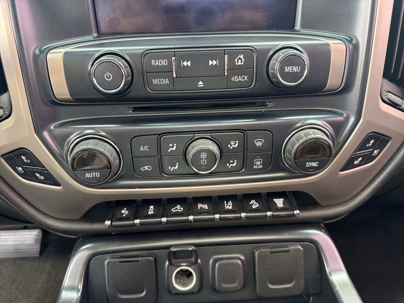 Used 2016 GMC Sierra 2500 Denali w/ Duramax Plus Package AWD/4WD image 18