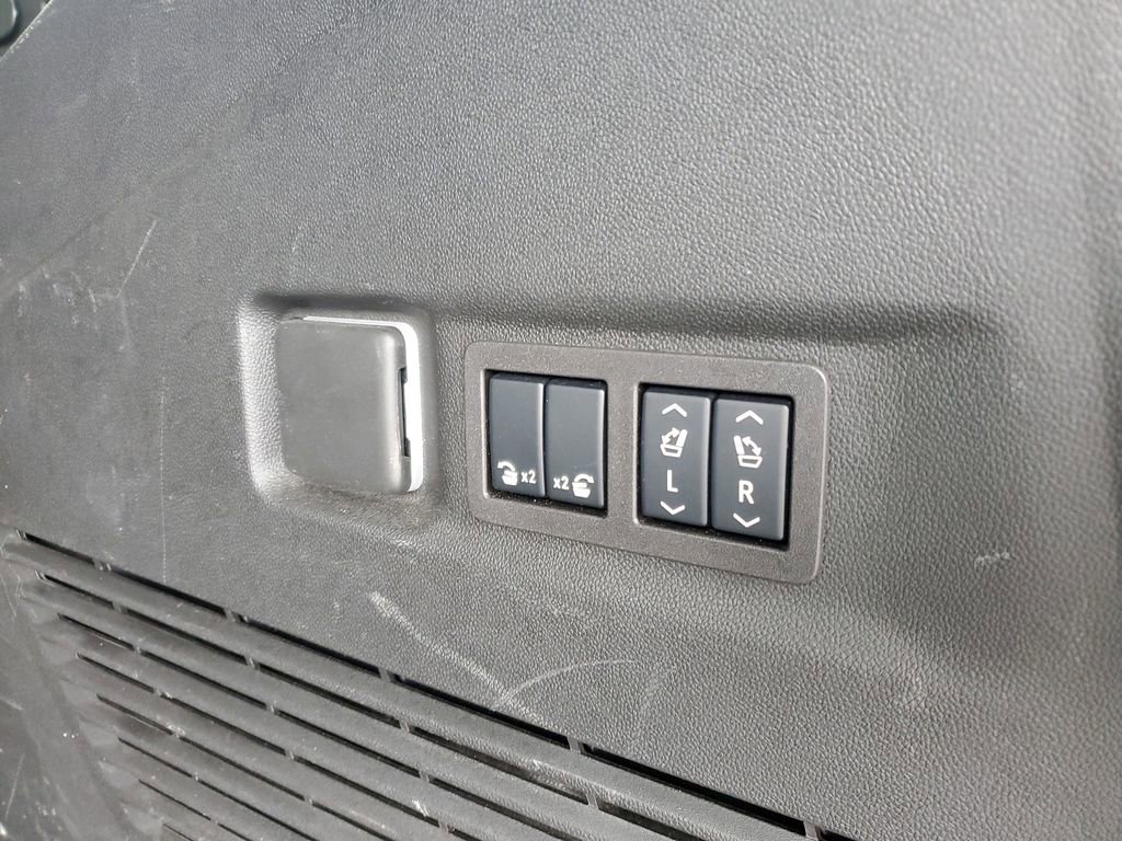 Certified 2024 GMC Yukon XL SLT w/ SLT Luxury Package image 34