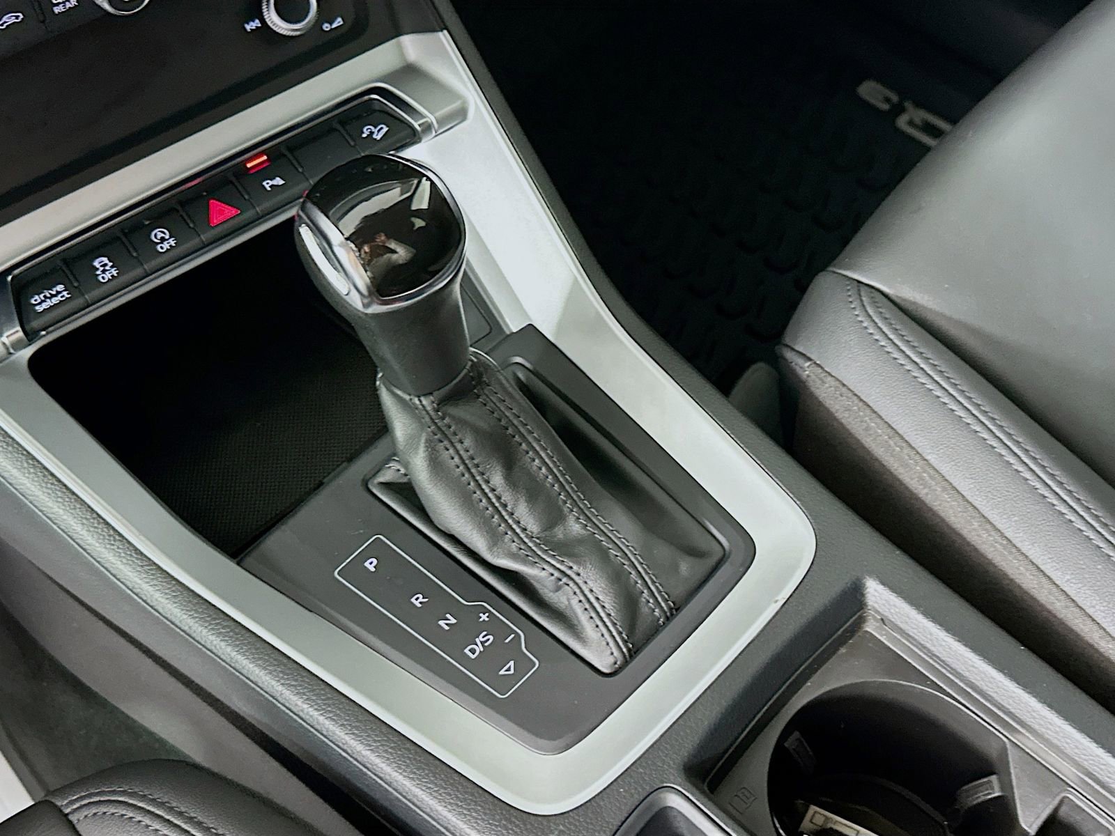 Used 2020 Audi Q3 2.0T Premium w/ Convenience Package AWD/4WD image 16