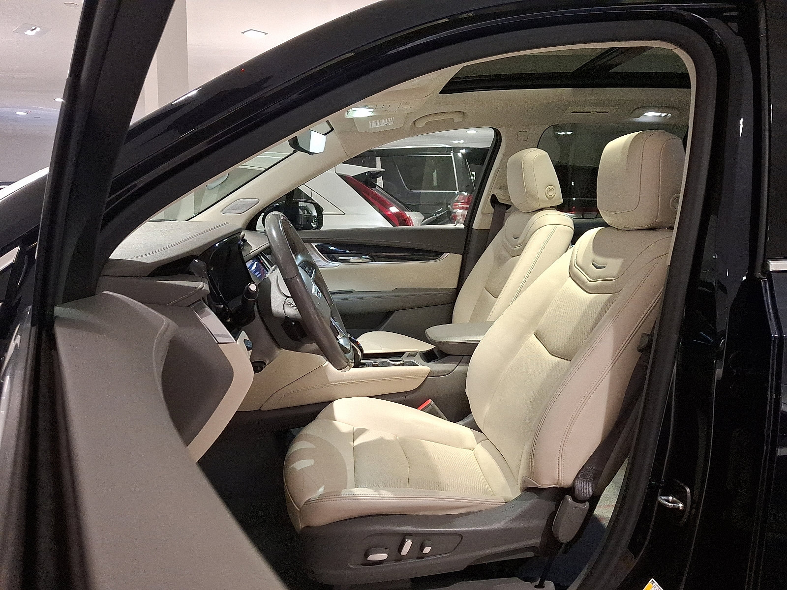 Used 2022 Cadillac XT6 Premium Luxury w/ Technology Package image 11