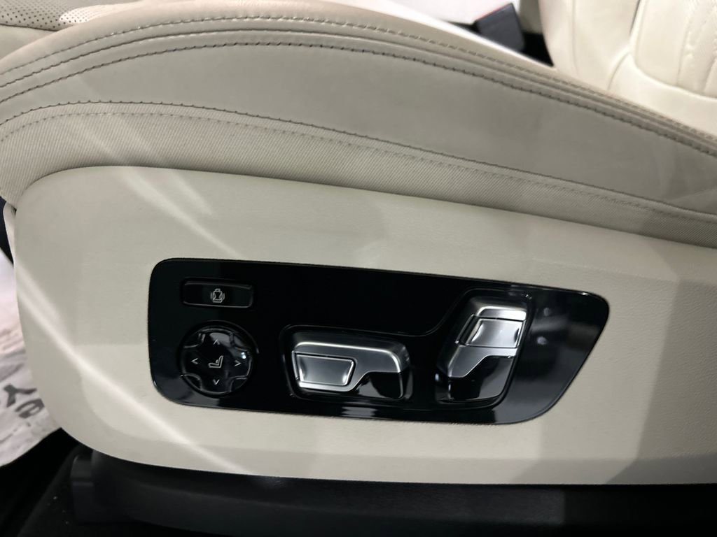 Used 2023 BMW X7 xDrive40i w/ Premium Package AWD/4WD image 11