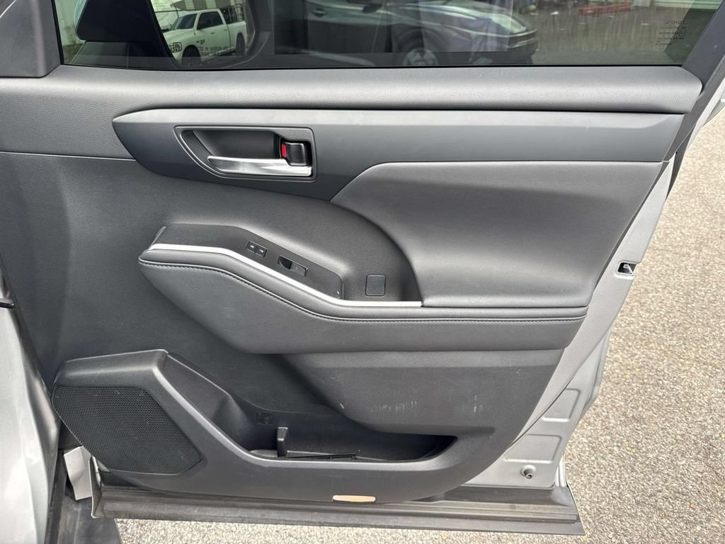 Used 2024 Toyota Highlander XLE FWD image 18