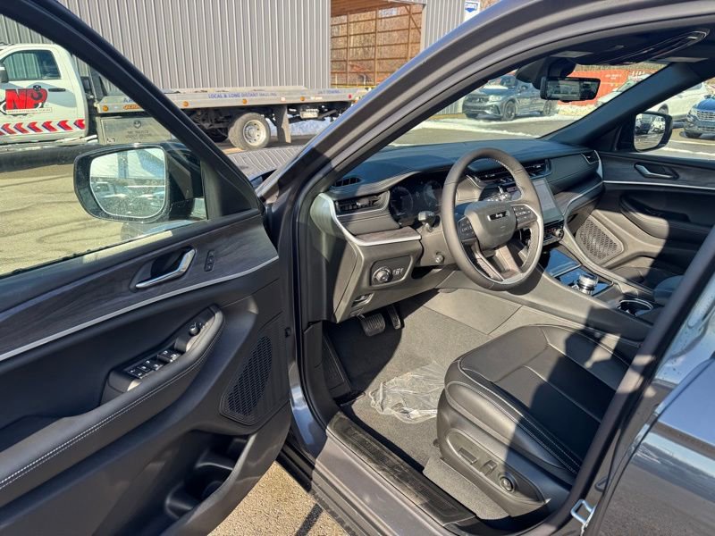New 2025 Jeep Grand Cherokee Limited w/ Luxury Tech Group II image 9