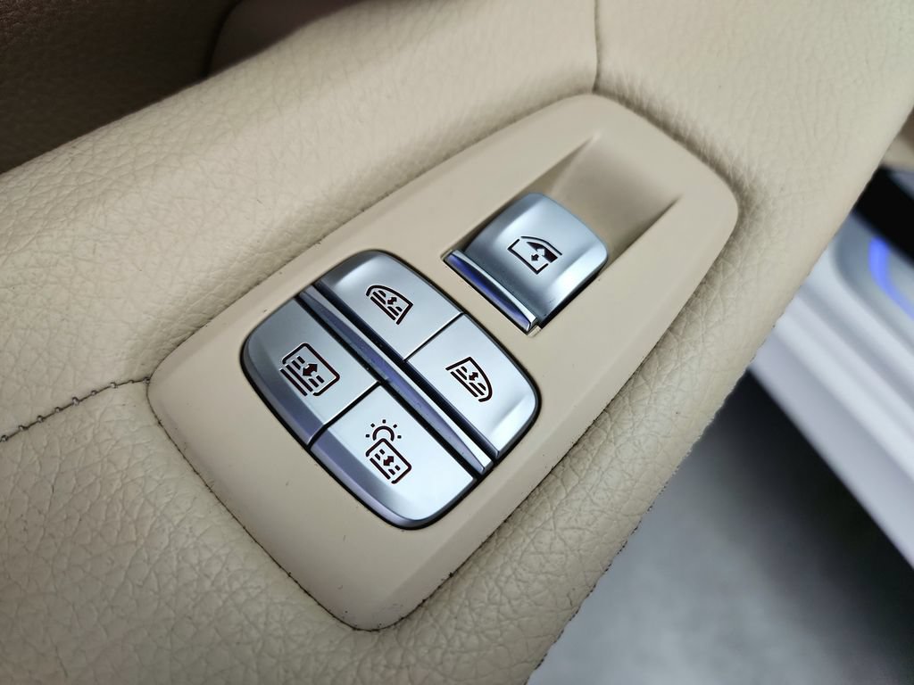 Used 2018 BMW 740e xDrive AWD/4WD image 30