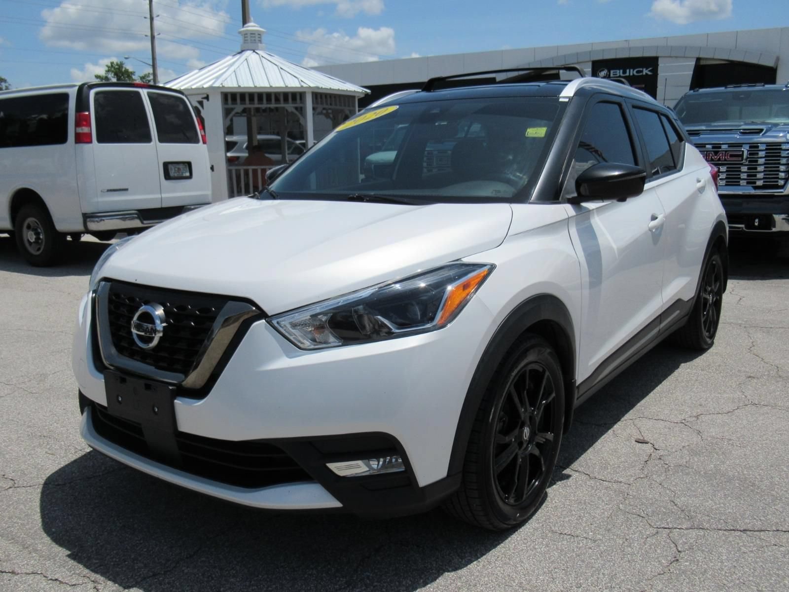 Used 2020 Nissan Kicks SR w/ SR Premium Package FWD image 3