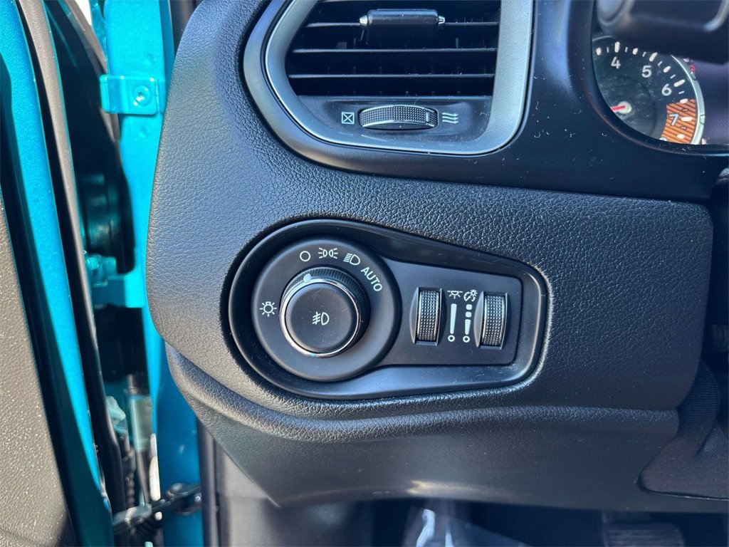 Used 2021 Jeep Renegade Latitude w/ Sun & Sound Group image 18