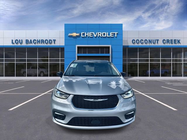 Used 2024 Chrysler Pacifica Touring-L image 3