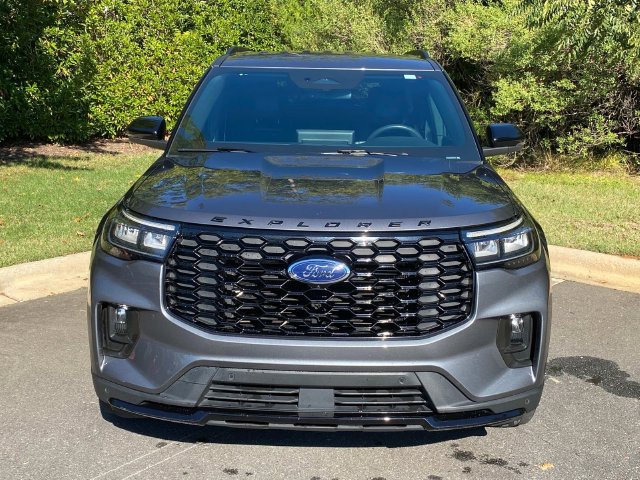 Used 2025 Ford Explorer ST-Line w/ Premium Package RWD image 2