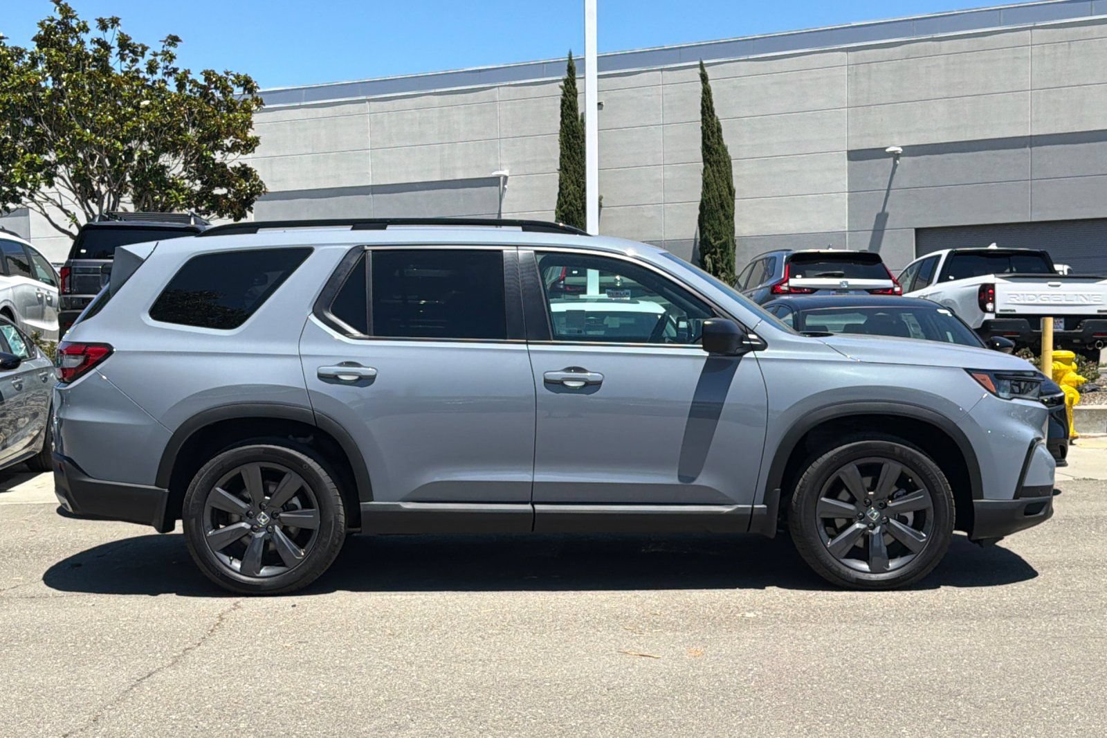 Used 2025 Honda Pilot Sport image 3