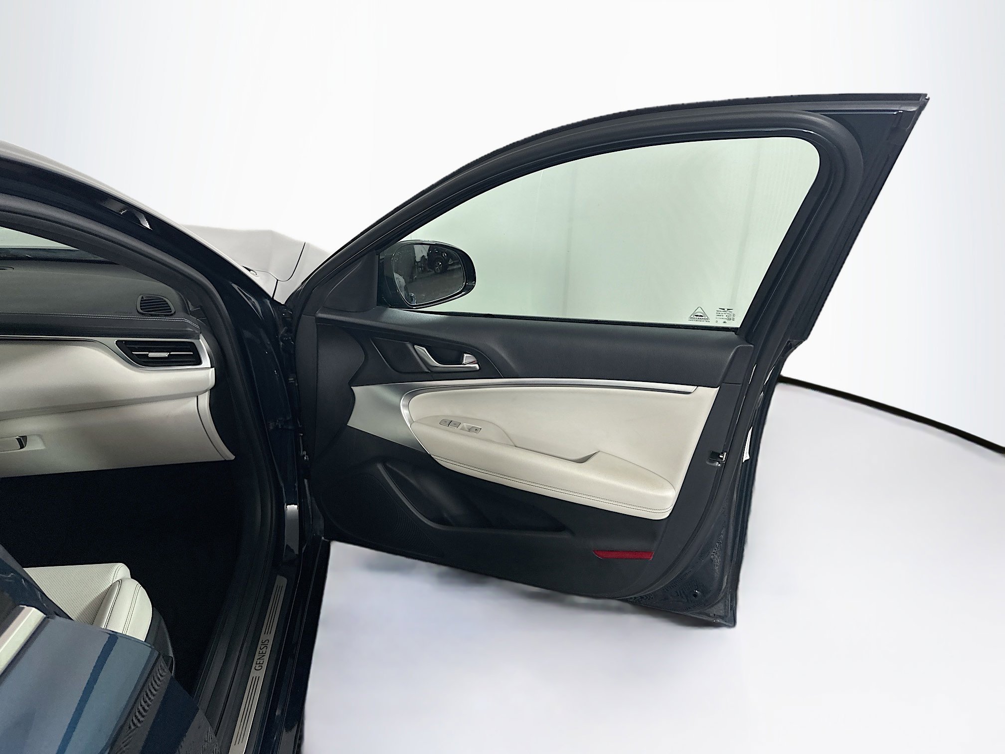 Used 2025 Genesis G70 2.5T RWD image 33