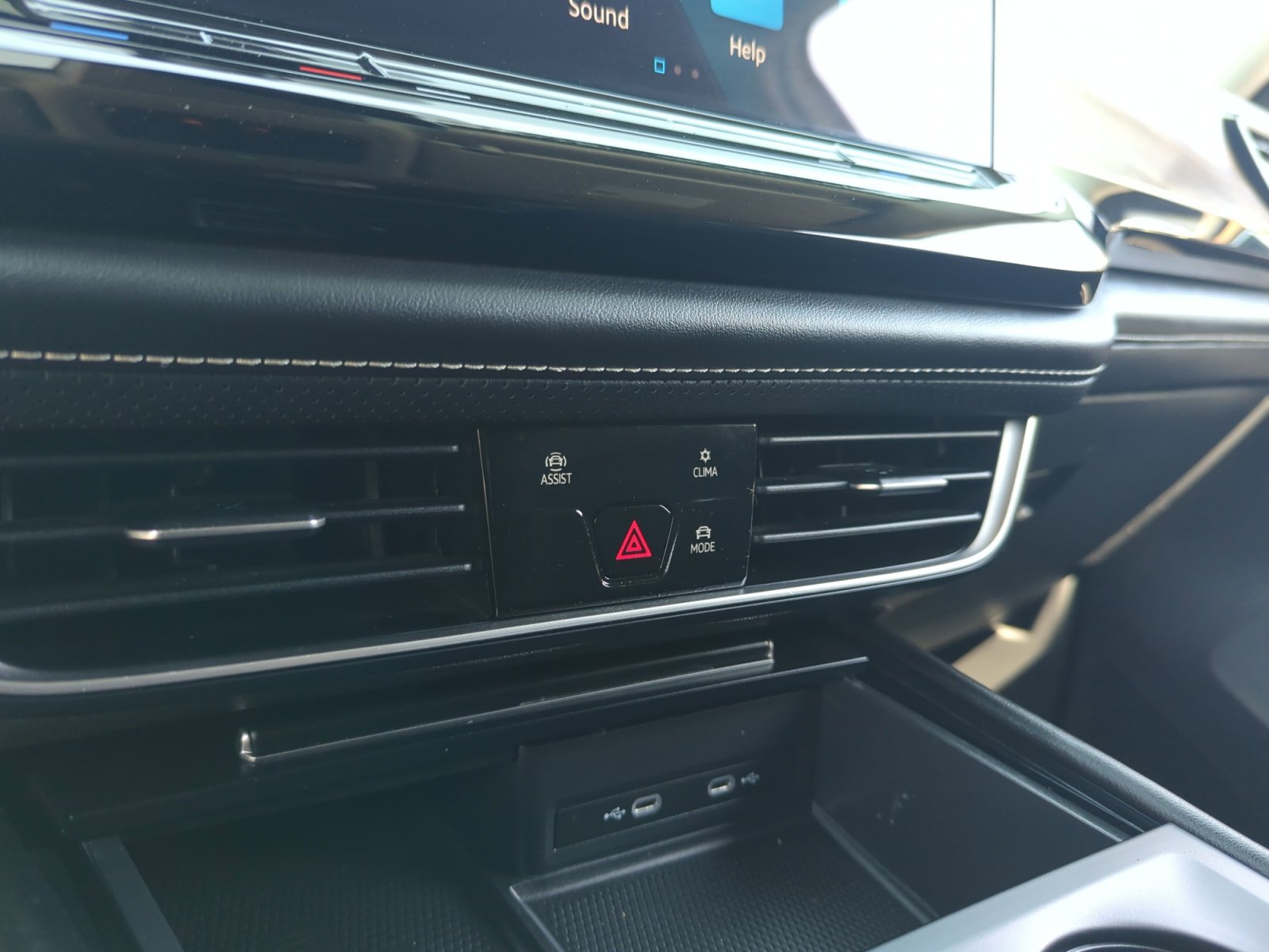 Used 2024 Volkswagen Atlas SE image 12