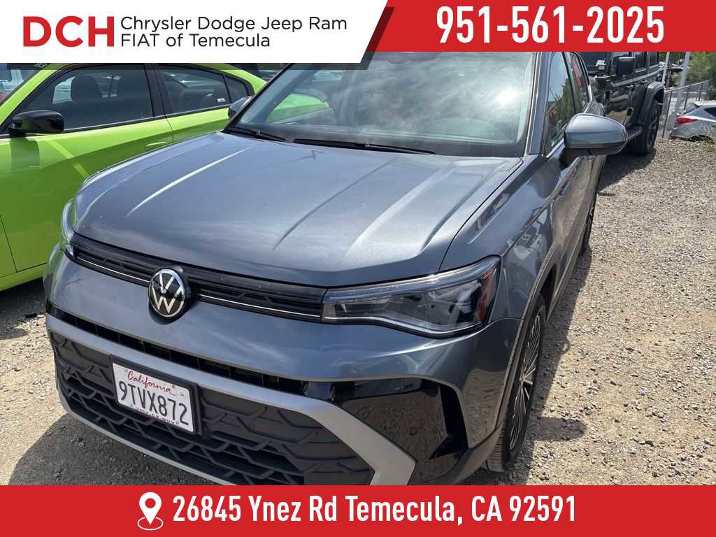 Used 2025 Volkswagen Taos SE FWD image 1