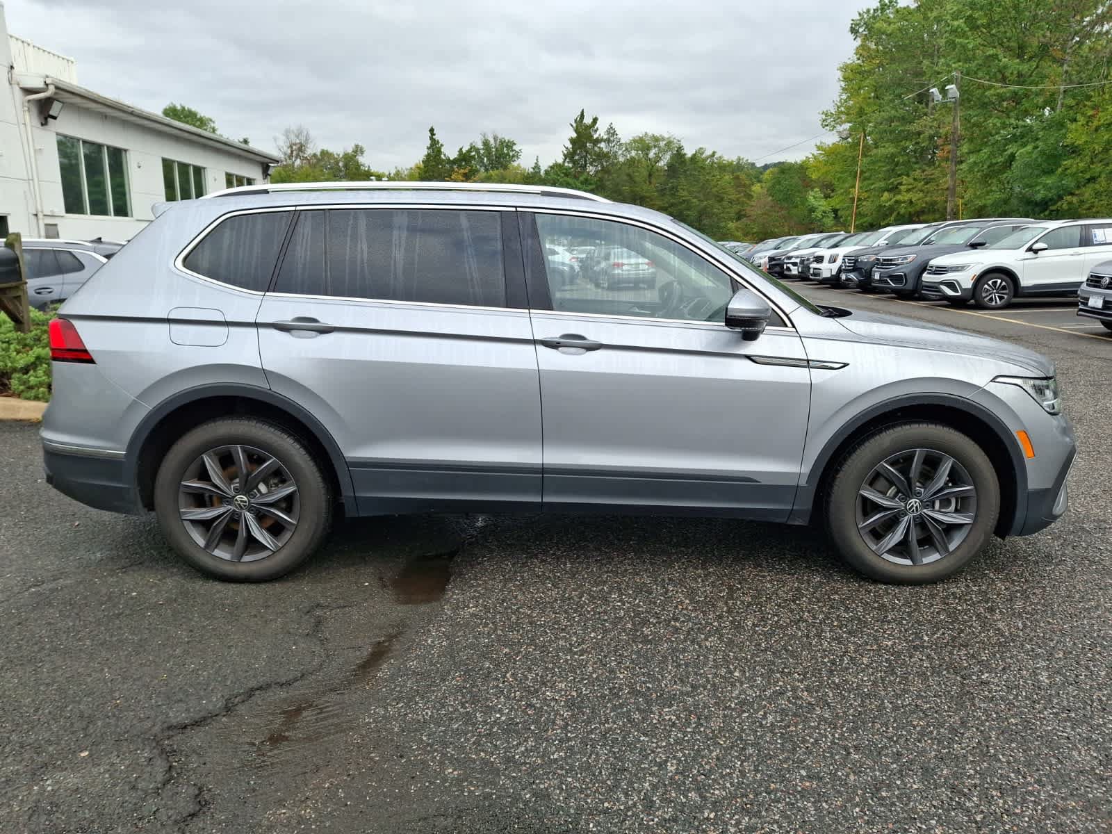 Used 2023 Volkswagen Tiguan SE w/ Panoramic Sunroof Package AWD/4WD image 5