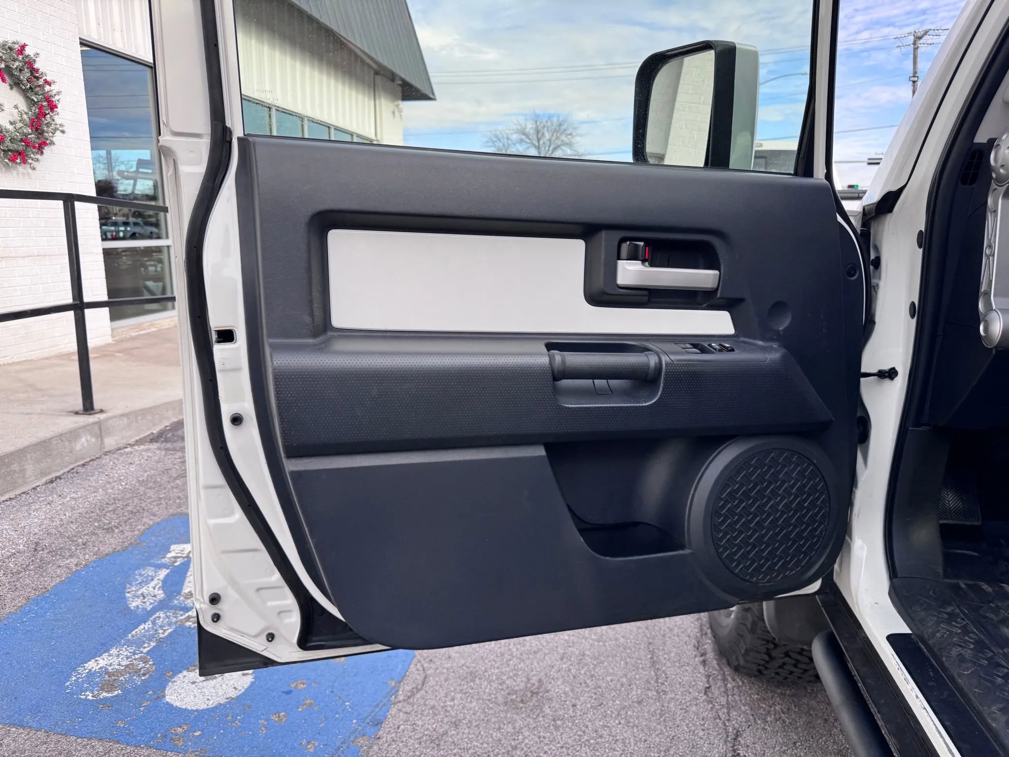 Used 2014 Toyota FJ Cruiser 4WD w/ Upgrade Package image 17