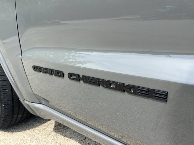 Used 2020 Jeep Grand Cherokee Altitude AWD/4WD image 32