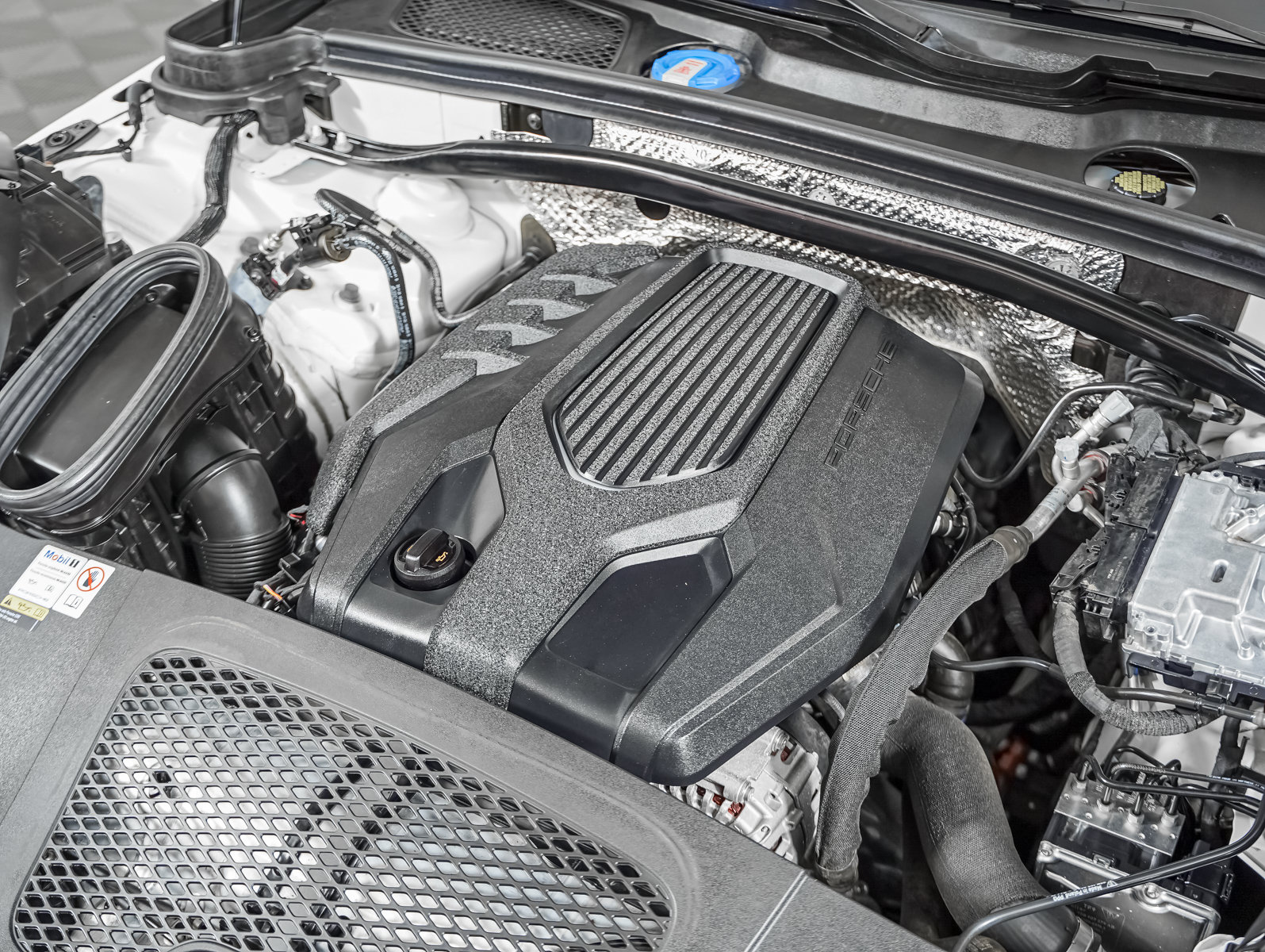 Certified 2023 Porsche Macan AWD/4WD image 12