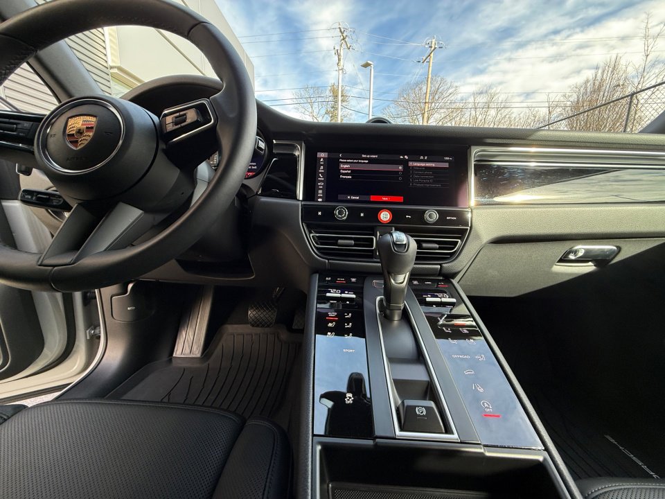 Certified 2025 Porsche Macan image 16