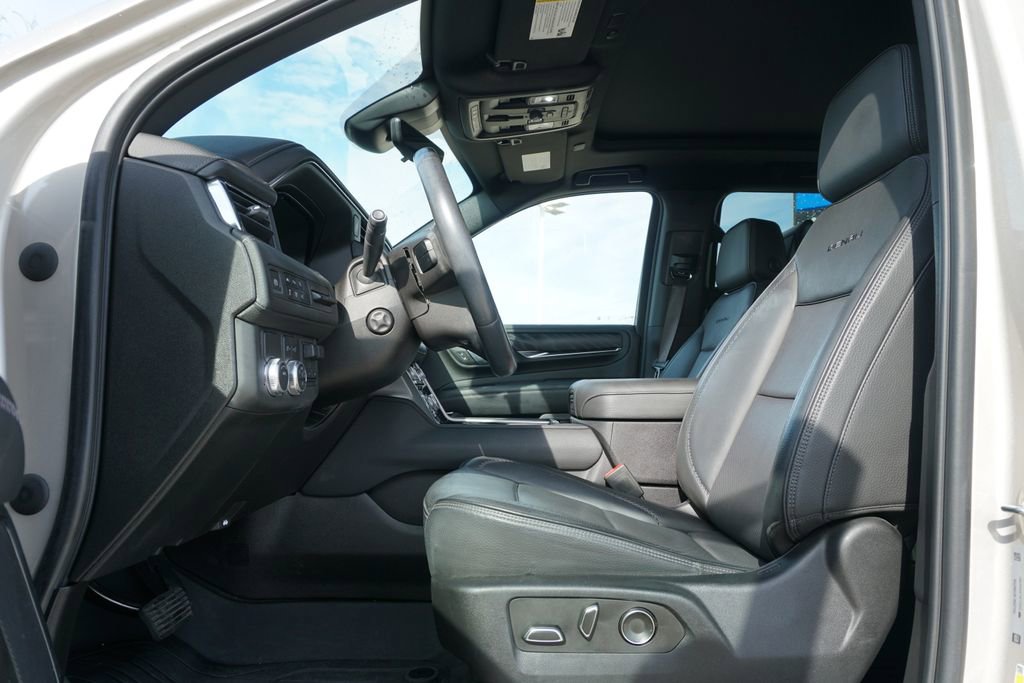 Used 2023 GMC Yukon XL Denali w/ Advanced Technology Package image 18
