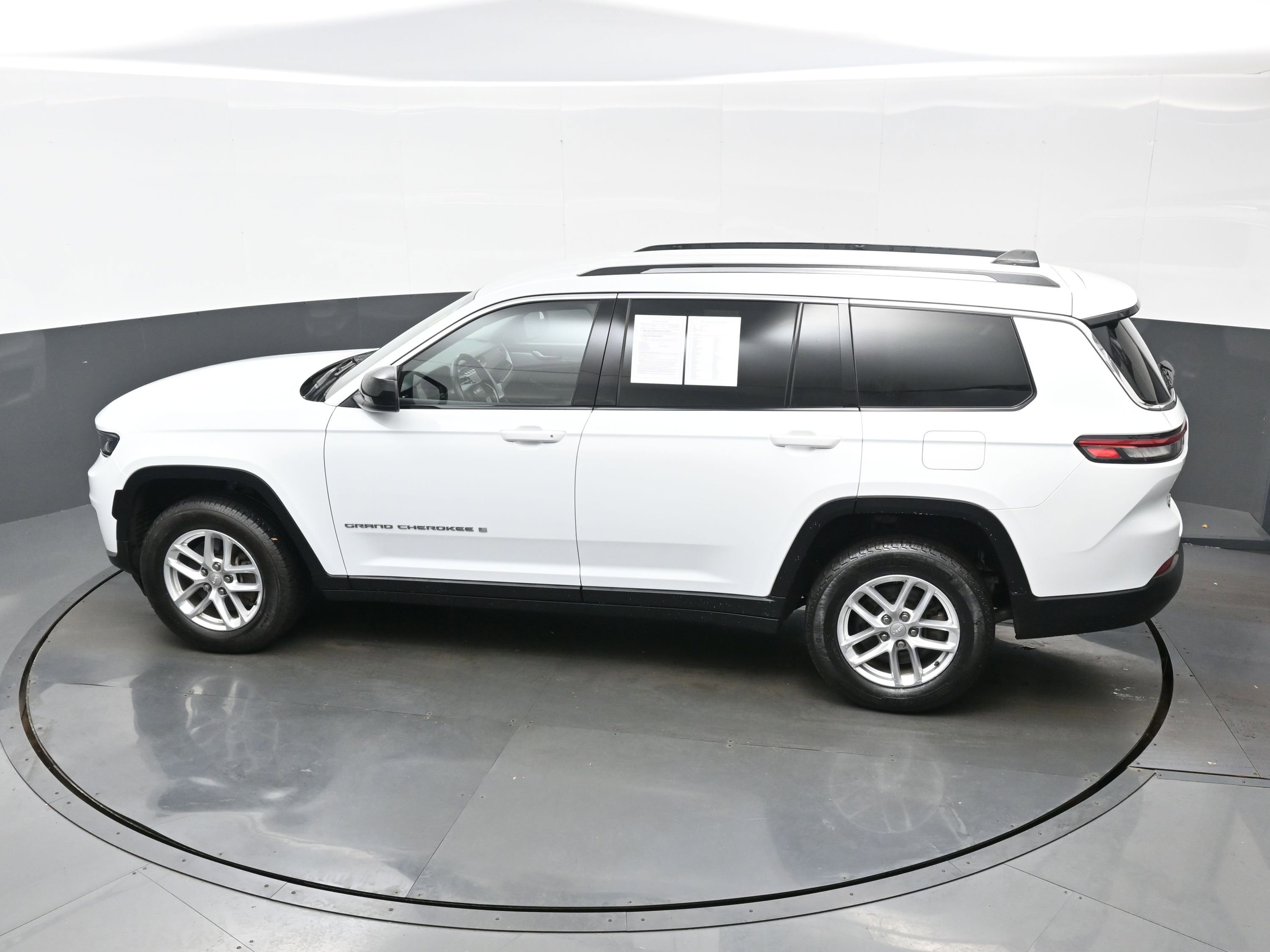 Used 2022 Jeep Grand Cherokee L Laredo w/ Luxury Tech Group I AWD/4WD image 33