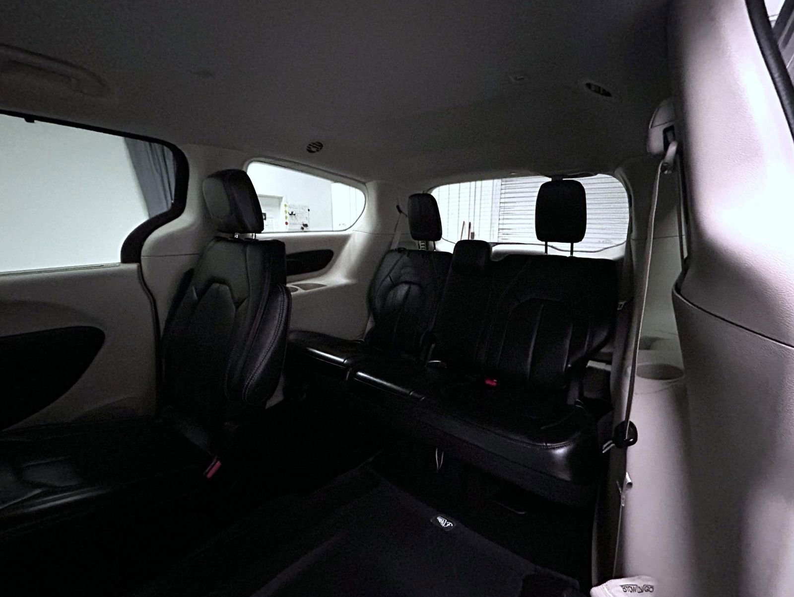 Used 2023 Chrysler Pacifica Touring-L image 18