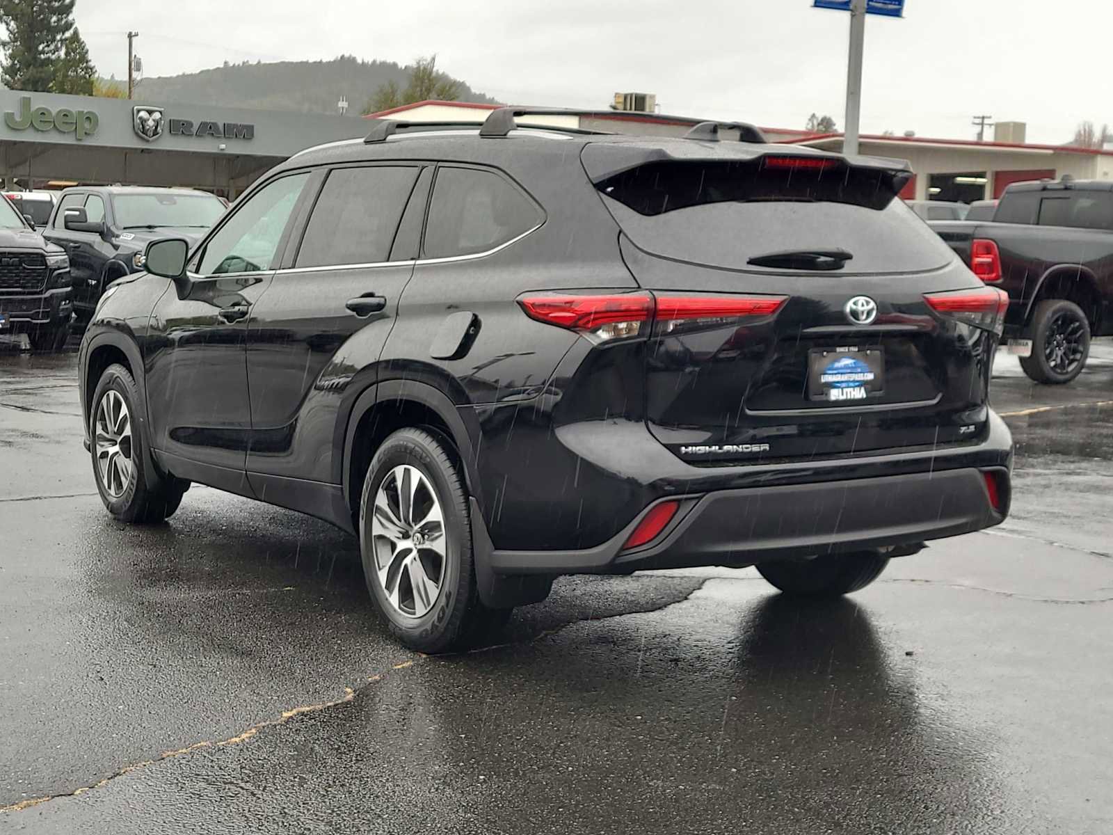 Used 2022 Toyota Highlander XLE image 12