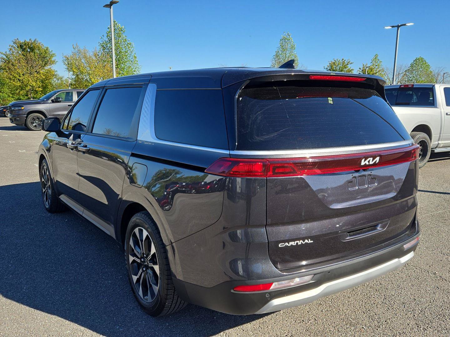 Used 2024 Kia Carnival EX FWD image 5