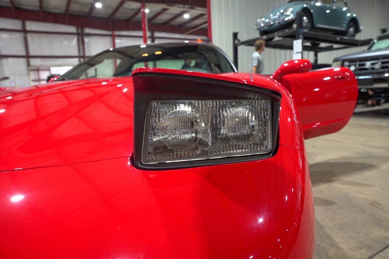 Used 2001 Chevrolet Corvette Coupe RWD image 30