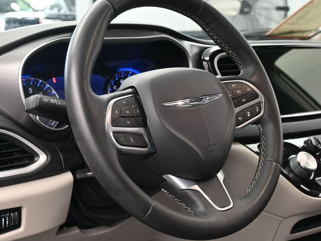 Used 2023 Chrysler Pacifica Touring-L image 14
