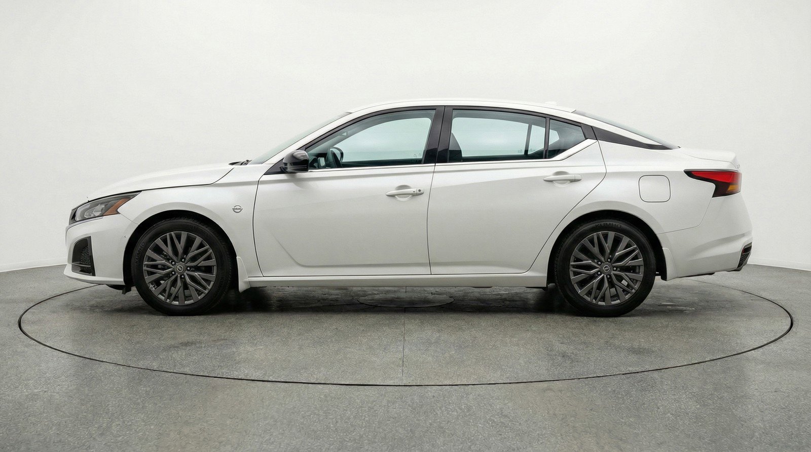 Used 2025 Nissan Altima 2.5 SV FWD image 5