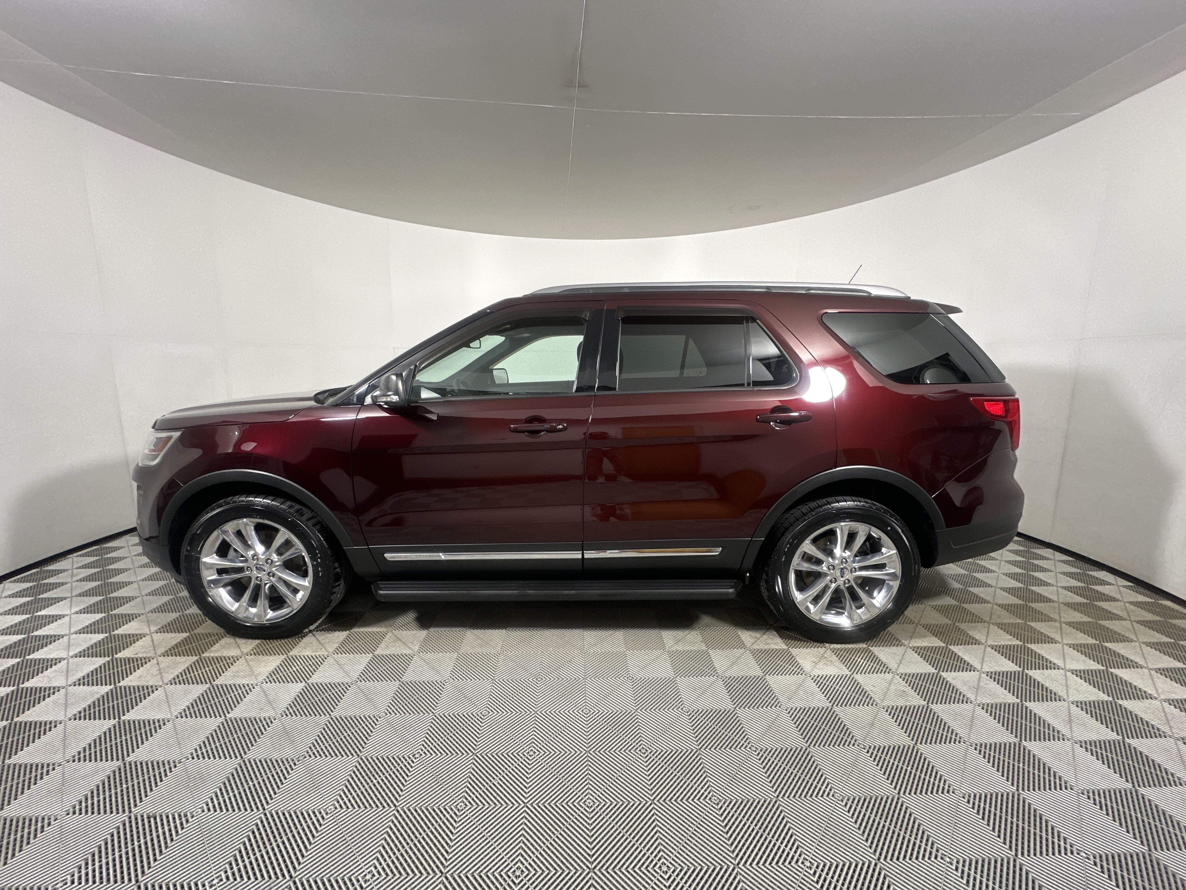 Used 2019 Ford Explorer XLT w/ Equipment Group 202A AWD/4WD image 4