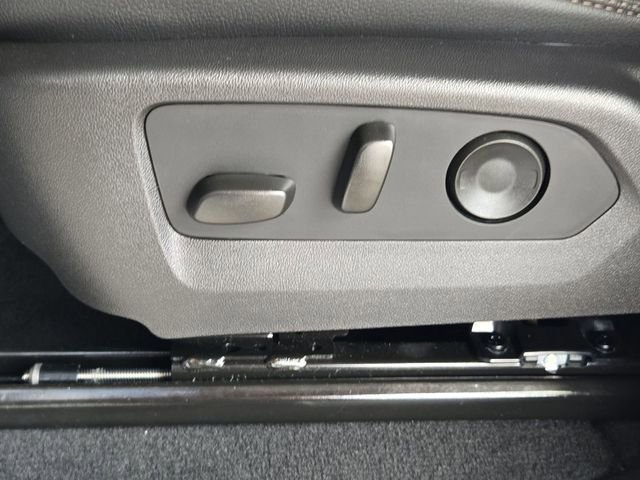 Used 2025 GMC Canyon Denali image 23