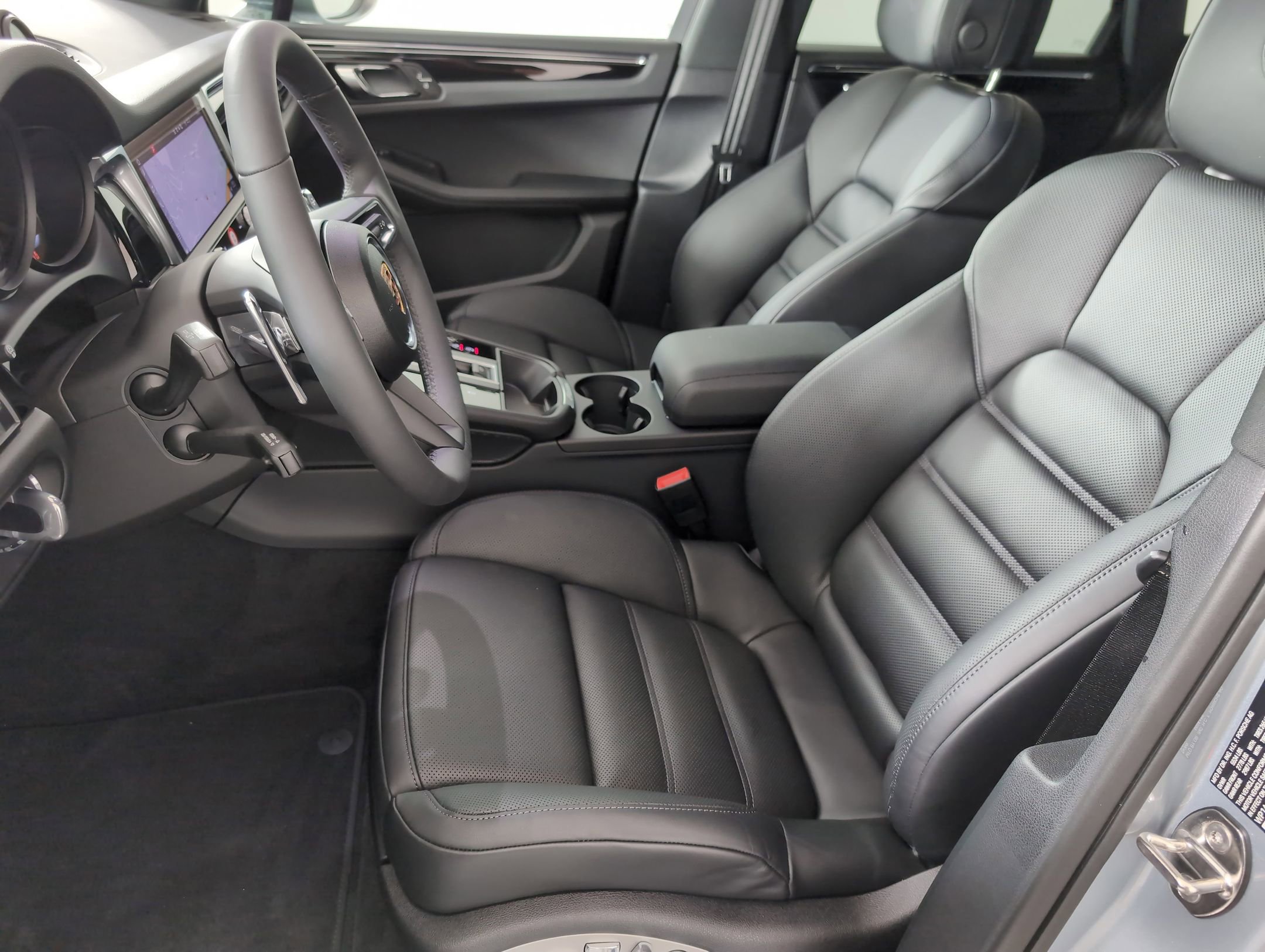 Certified 2025 Porsche Macan image 5