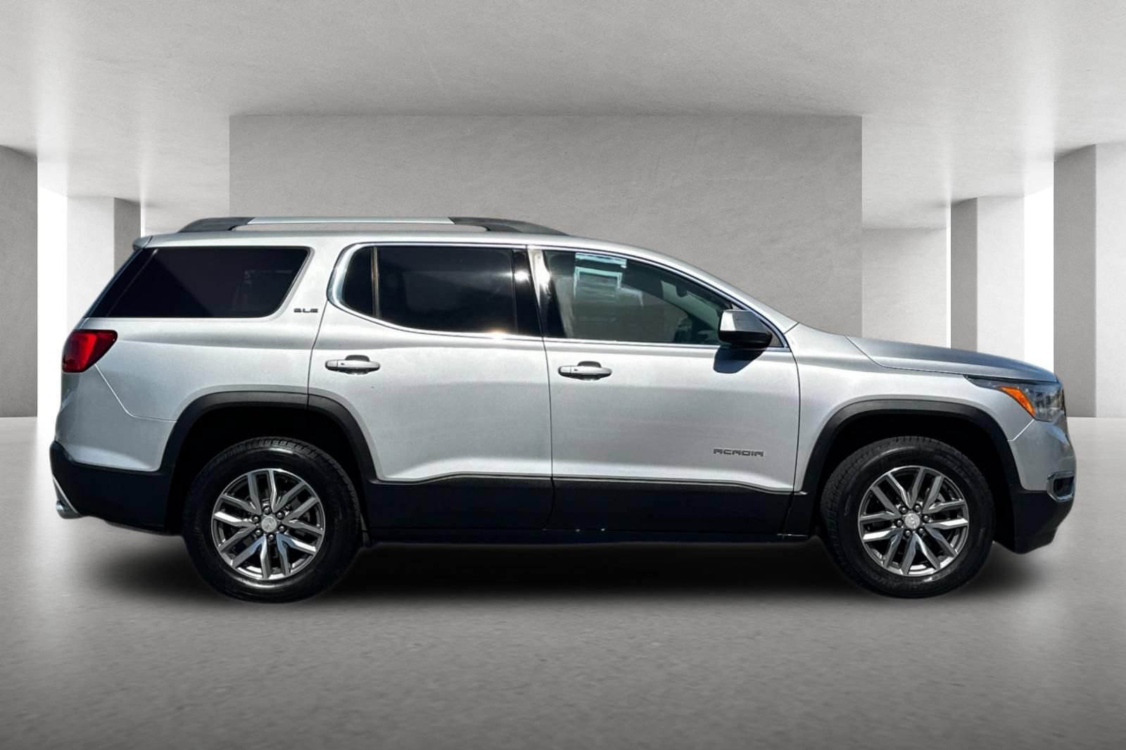 Used 2017 GMC Acadia SLE w/ Driver Alert Package I FWD image 3