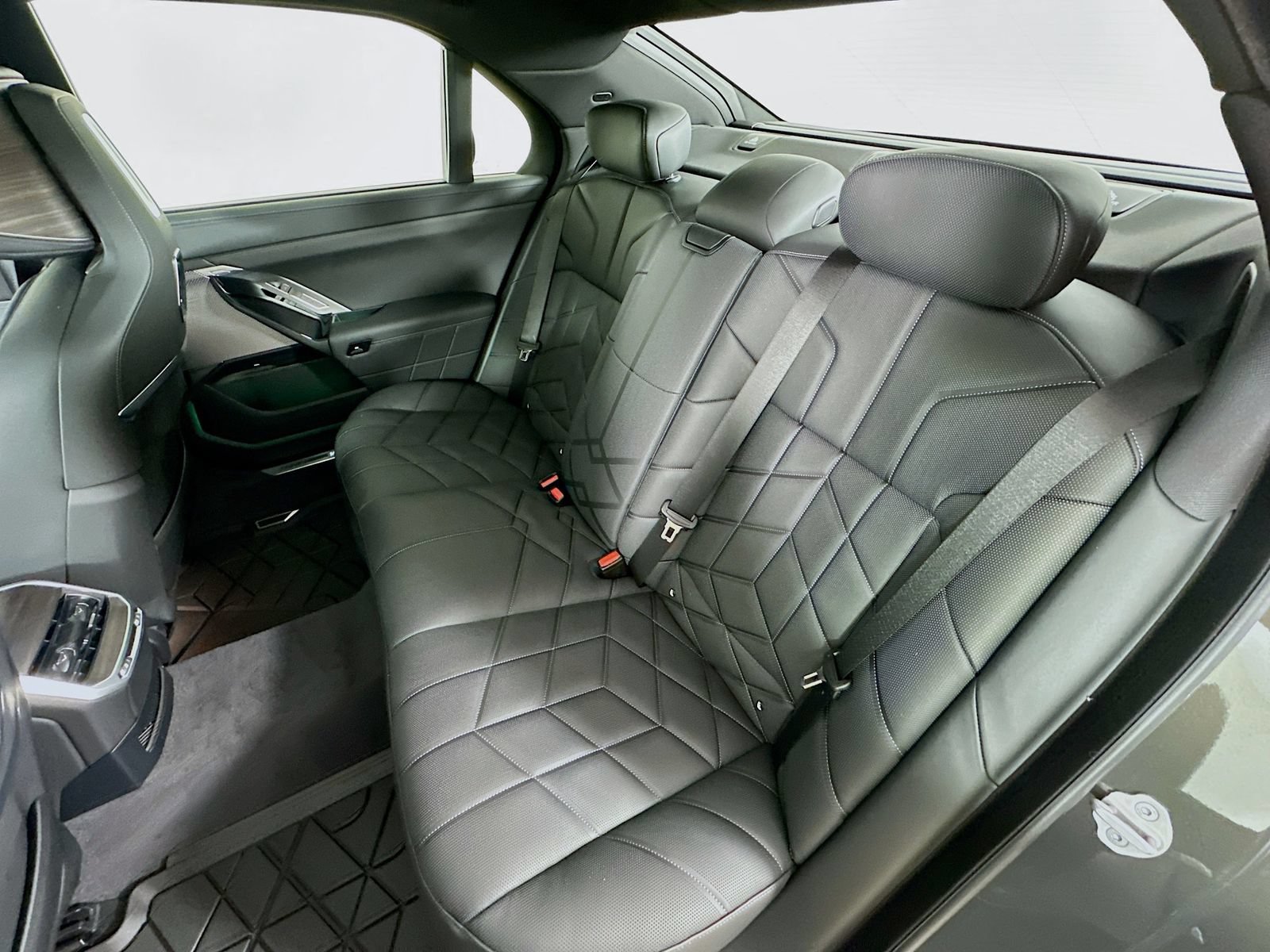 New 2026 BMW 750e xDrive w/ Executive Package AWD/4WD image 35