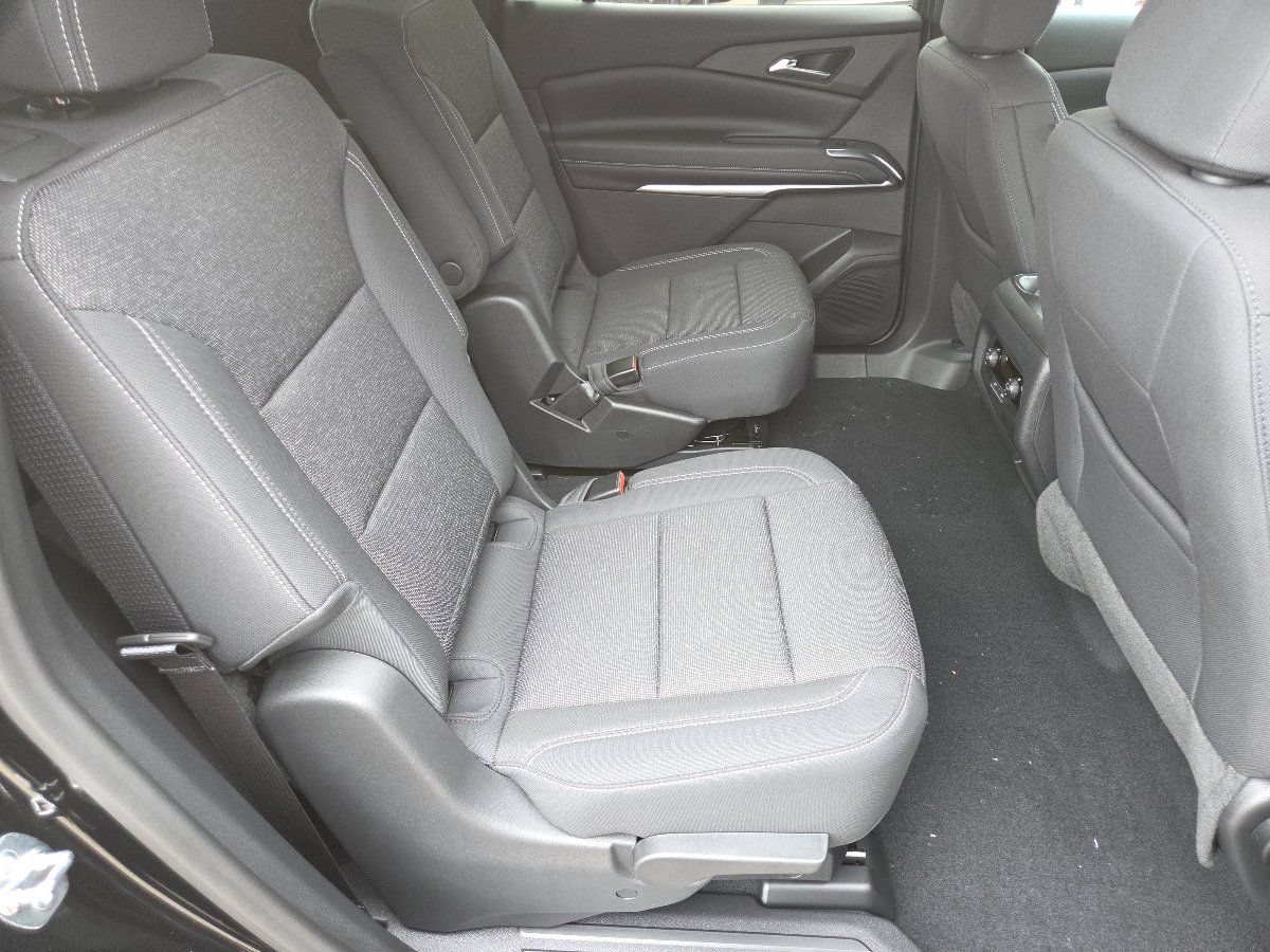 New 2027 Chevrolet Traverse LT FWD image 25