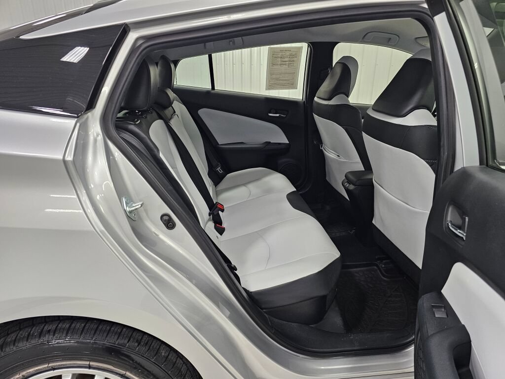 Used 2019 Toyota Prius XLE AWD/4WD image 16