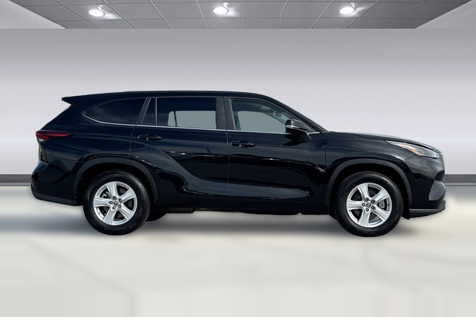 Used 2025 Toyota Highlander LE image 2
