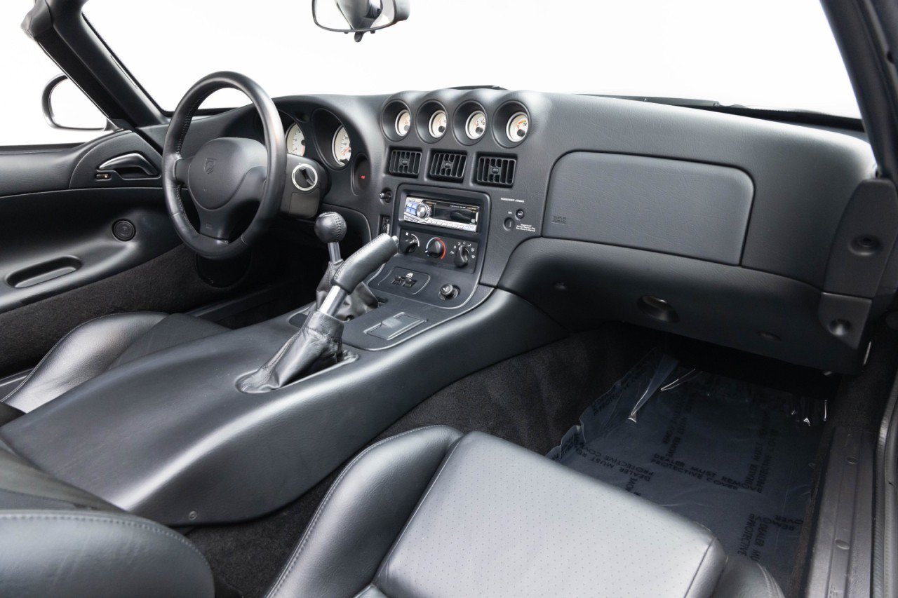 Used 2002 Dodge Viper RT/10 RWD image 2