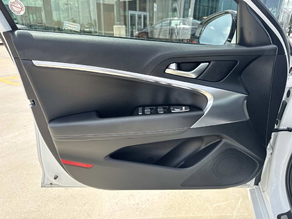 Used 2025 Genesis G70 2.5T RWD image 21