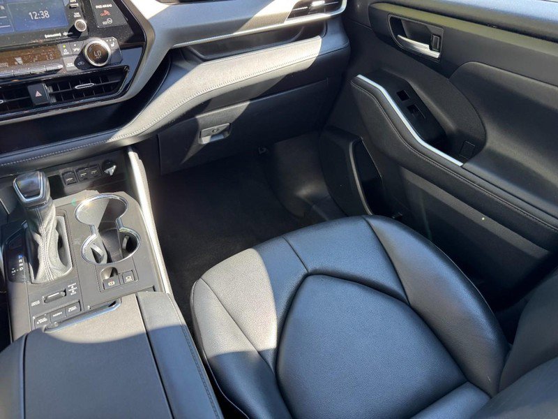 Used 2021 Toyota Highlander XLE image 16