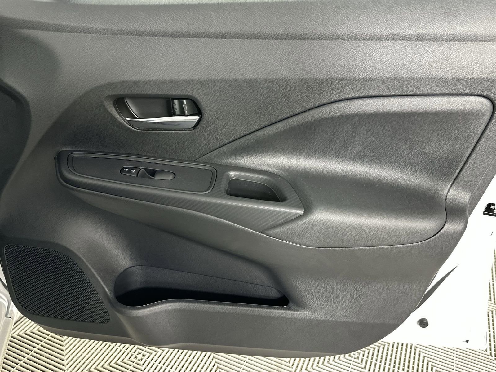 New 2025 Nissan Versa SV w/ Trunk Package FWD image 32