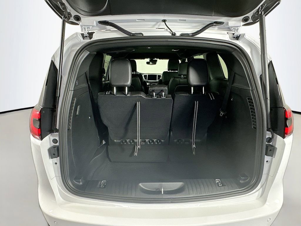 Used 2026 Chrysler Pacifica Select image 7