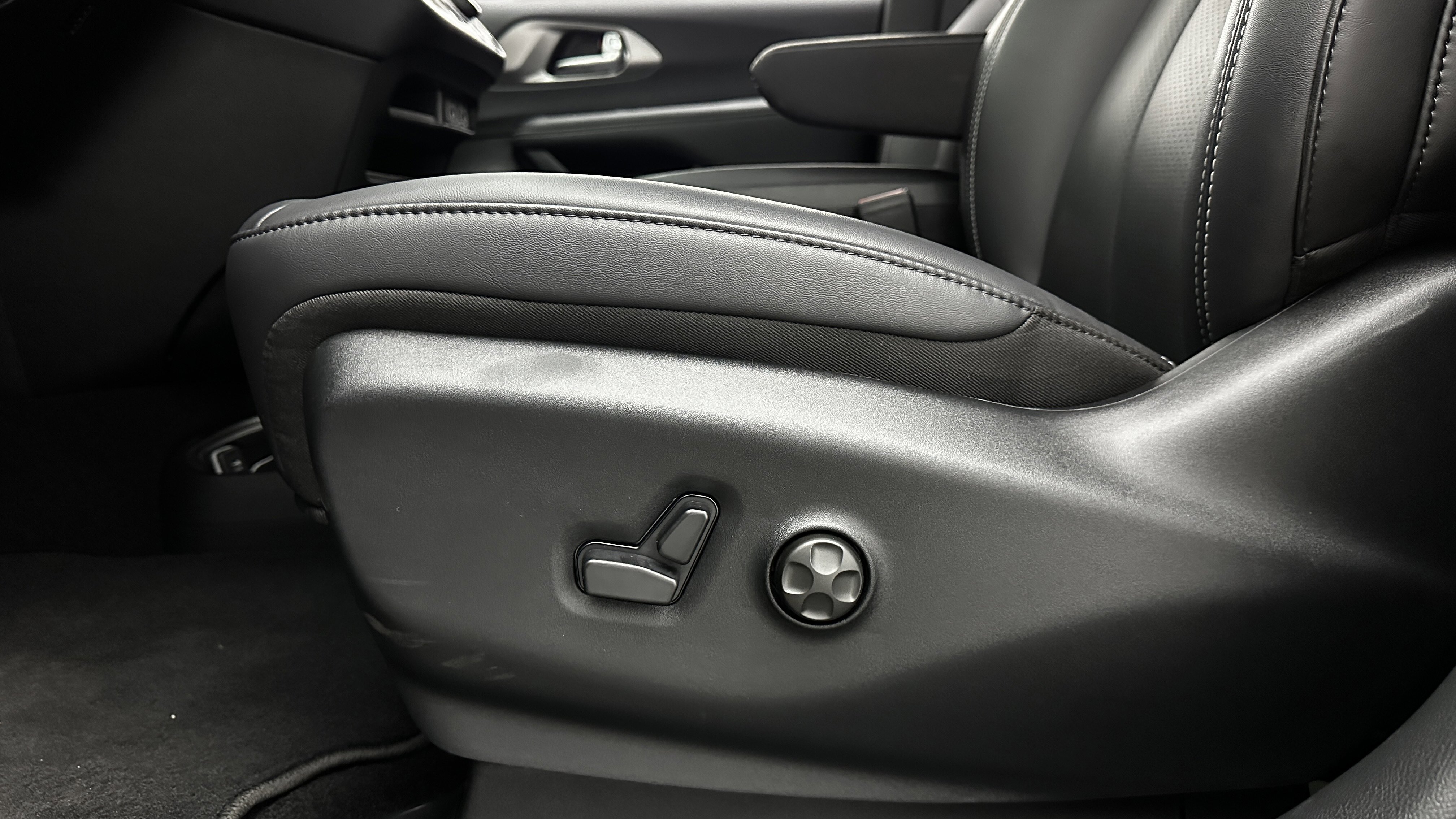 Used 2025 Chrysler Pacifica Select image 13