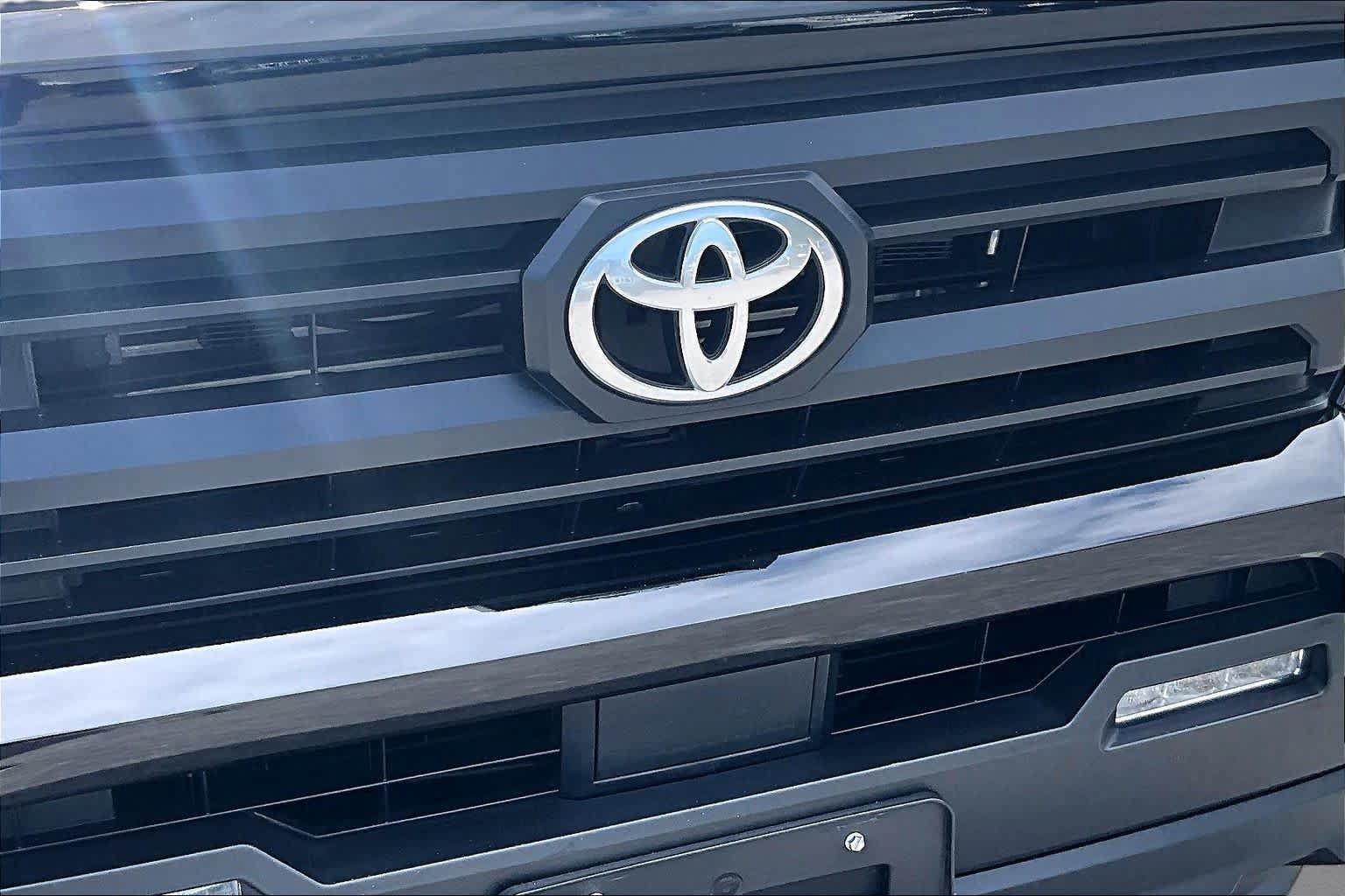 Used 2025 Toyota Tacoma SR5 AWD/4WD image 29