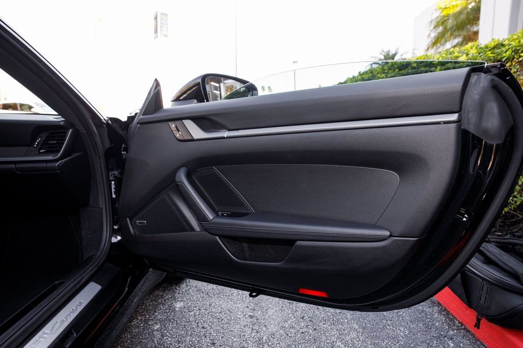 Used 2025 Porsche 911 Carrera RWD image 30